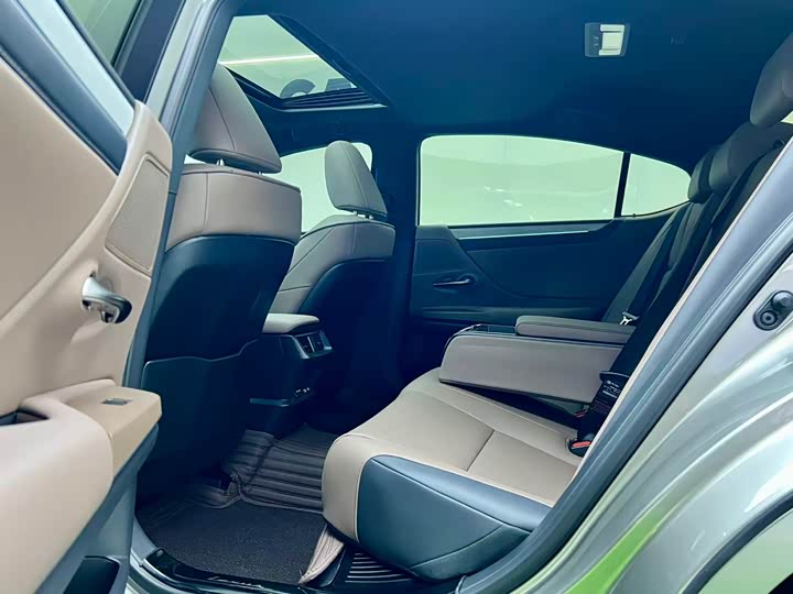 Фото 6 - Lexus ES