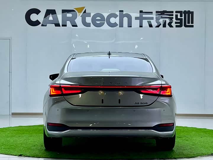 Фото 9 - Lexus ES