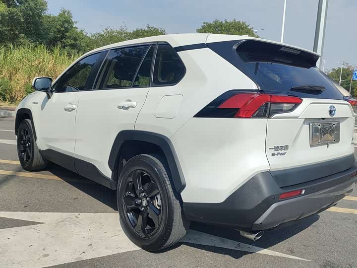 Фото 5 - Toyota RAV4