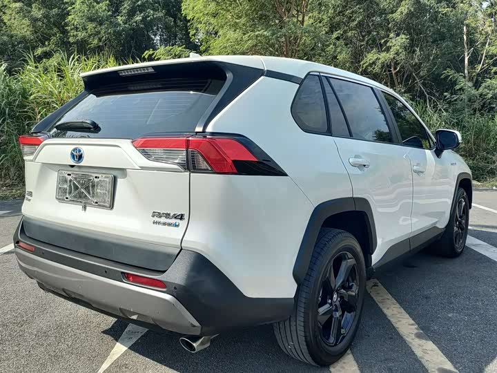 Фото 6 - Toyota RAV4