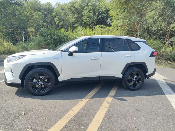 Фото 8 - Toyota RAV4