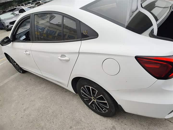 Фото 5 - Roewe i5