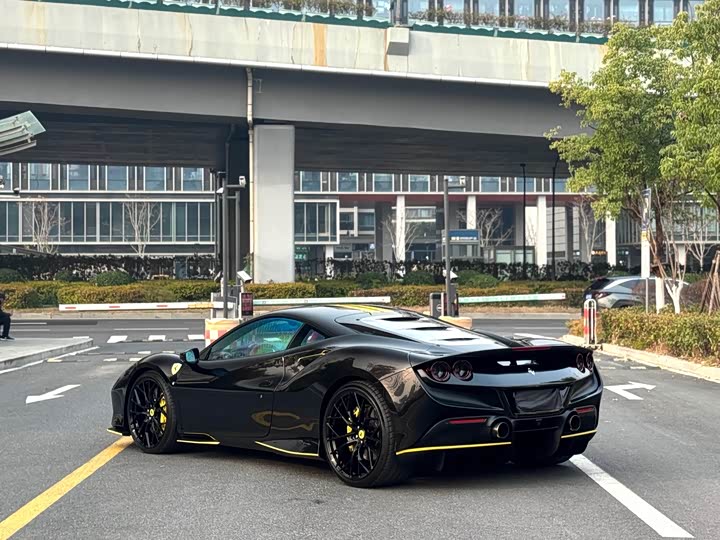 Фото 9 - Ferrari F8