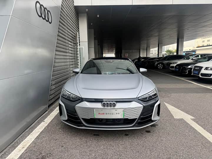Фото 2 - Audi e-tron GT