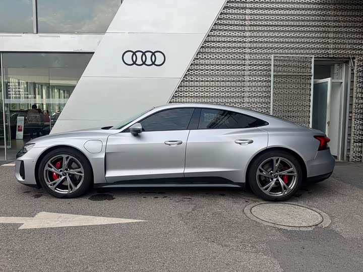 Фото 3 - Audi e-tron GT