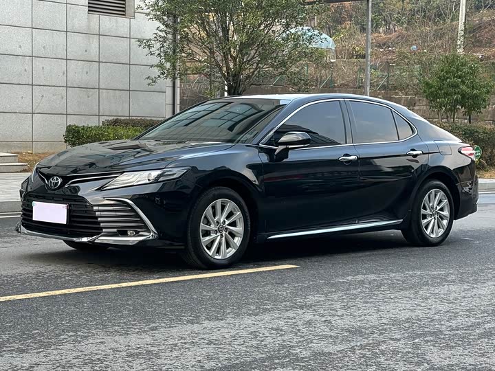 Фото 1 - Toyota Camry