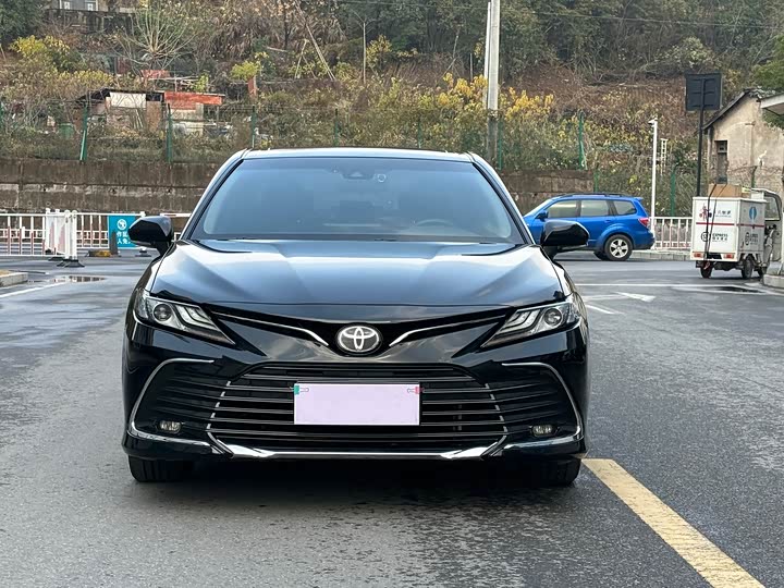 Фото 2 - Toyota Camry