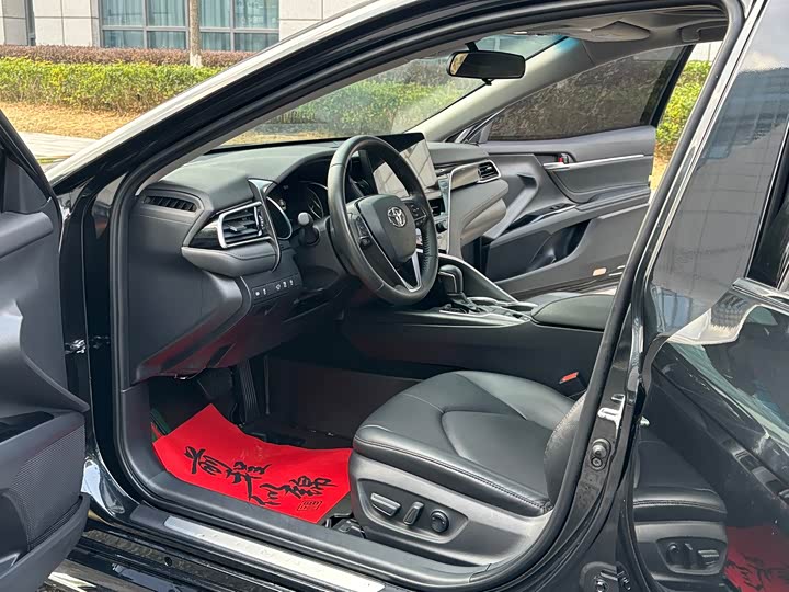 Фото 4 - Toyota Camry