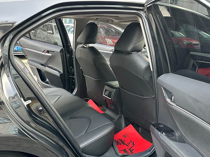 Фото 8 - Toyota Camry