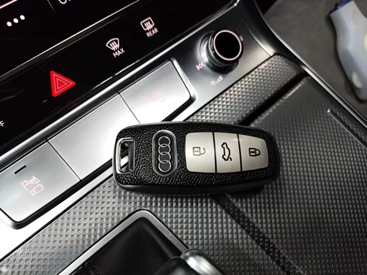 Фото 9 - Audi A6L