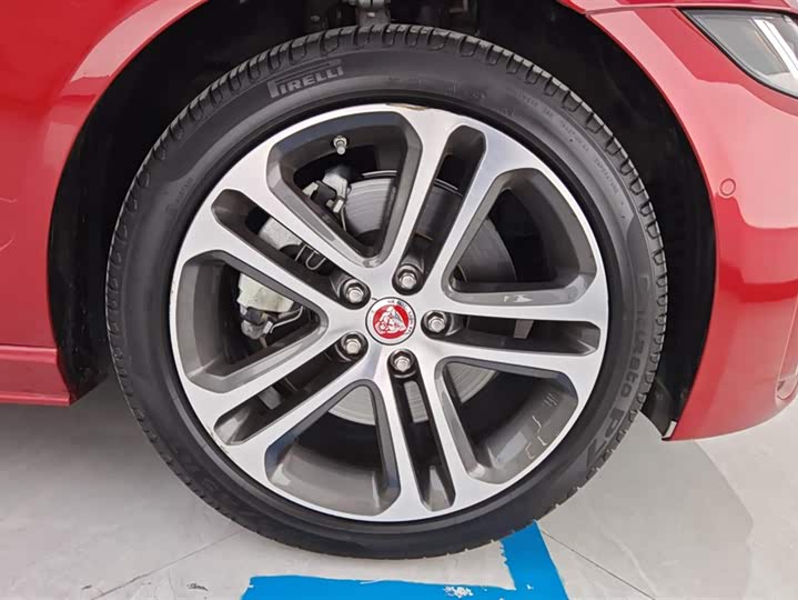 Фото 6 - Jaguar XE L