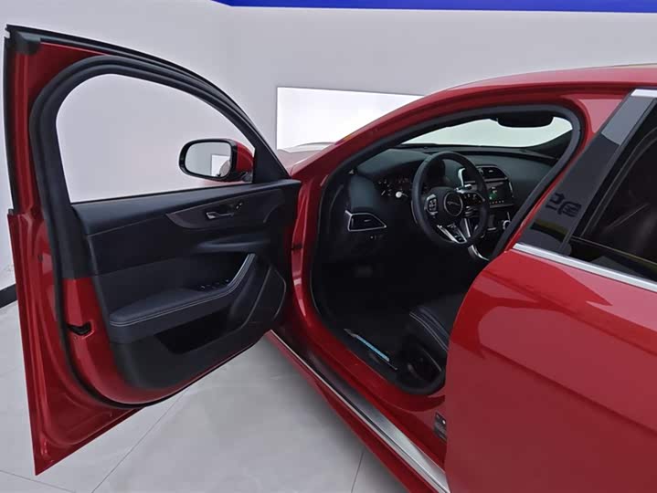 Фото 7 - Jaguar XE L