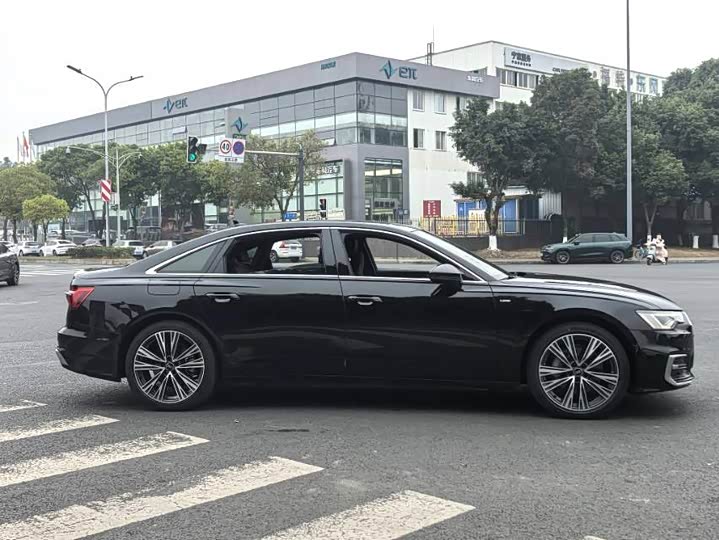 Фото 3 - Audi A6L