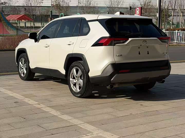 Фото 4 - Toyota RAV4