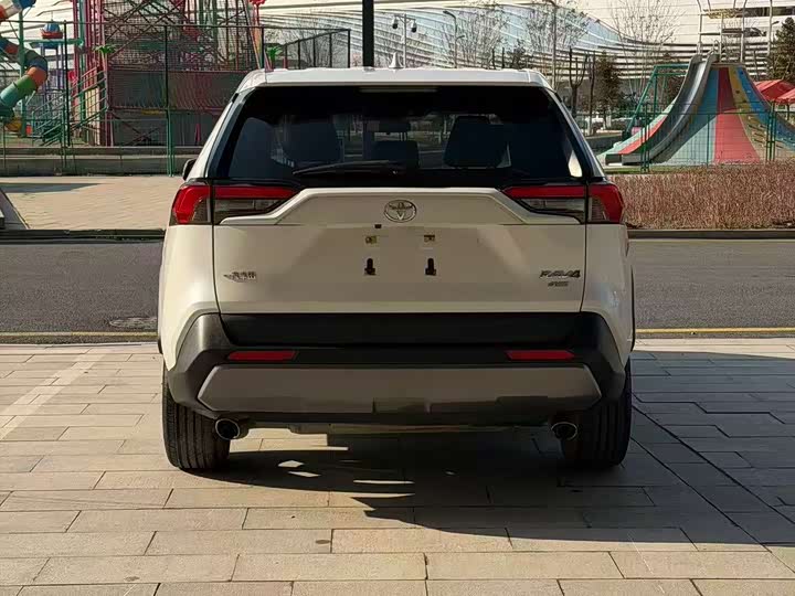 Фото 5 - Toyota RAV4