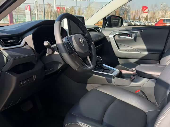 Фото 6 - Toyota RAV4