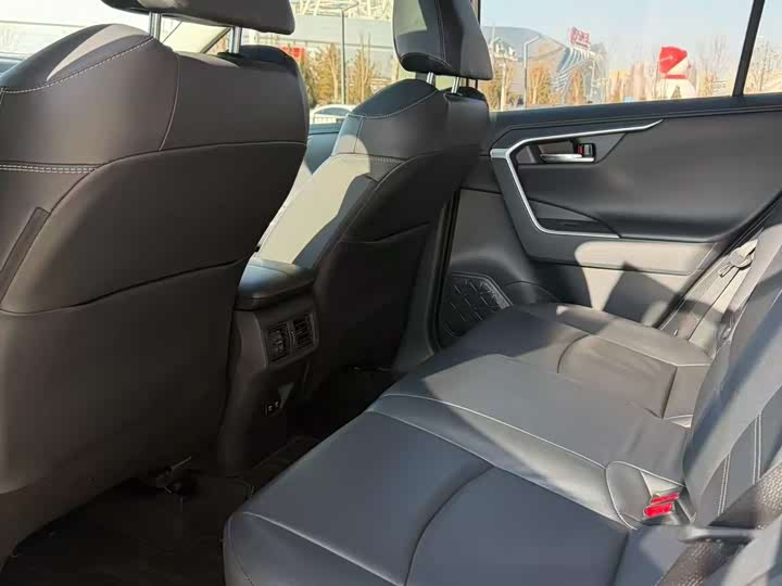 Фото 8 - Toyota RAV4