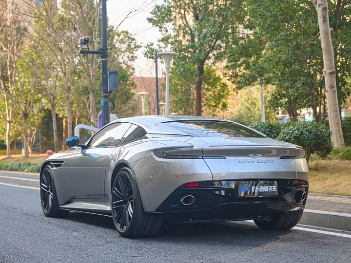 Фото 7 - Aston Martin DB12
