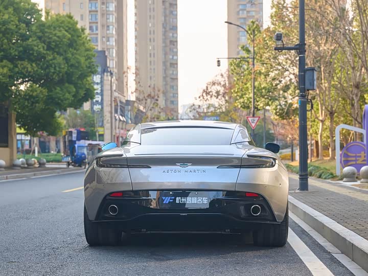 Фото 8 - Aston Martin DB12