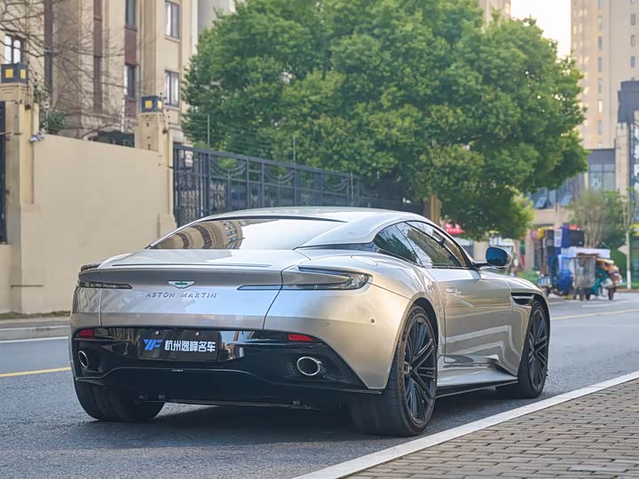 Фото 9 - Aston Martin DB12