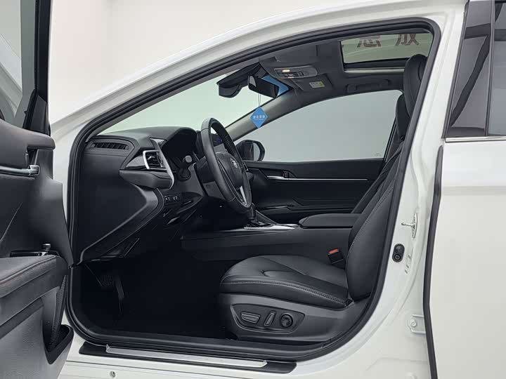 Фото 9 - Toyota Camry