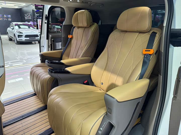 Фото 7 - Denza D9