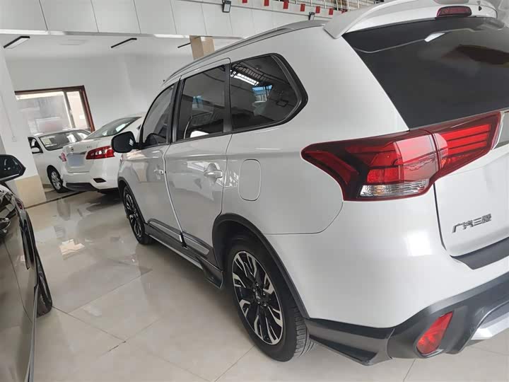 Фото 5 - Mitsubishi Outlander