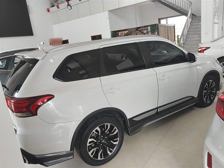 Фото 7 - Mitsubishi Outlander