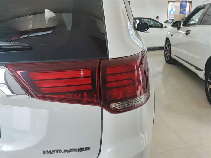 Фото 8 - Mitsubishi Outlander