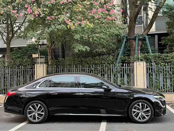 Фото 4 - Mercedes-Benz E-Class