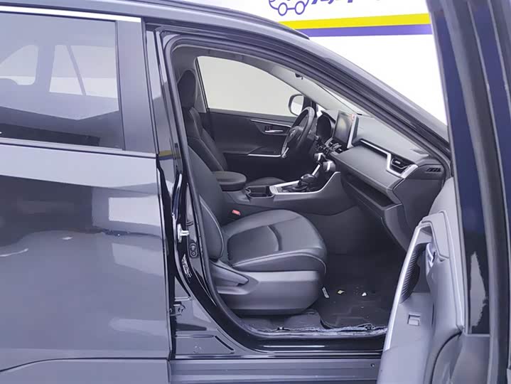 Фото 8 - Toyota RAV4