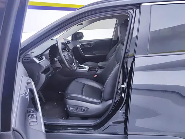 Фото 9 - Toyota RAV4