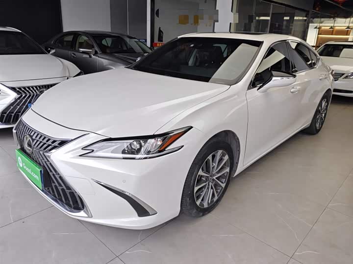 Фото 2 - Lexus ES