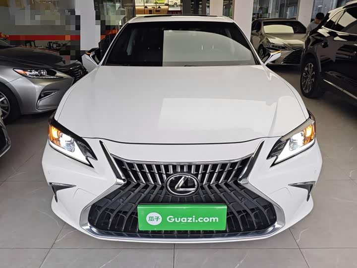 Фото 3 - Lexus ES