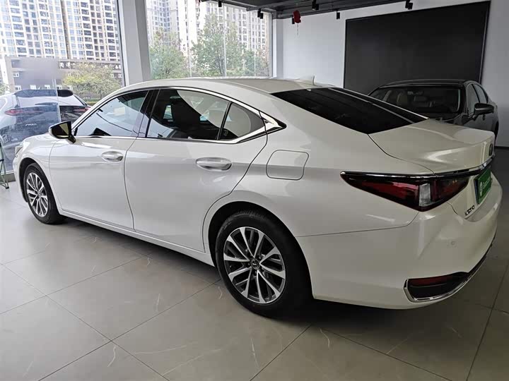 Фото 5 - Lexus ES
