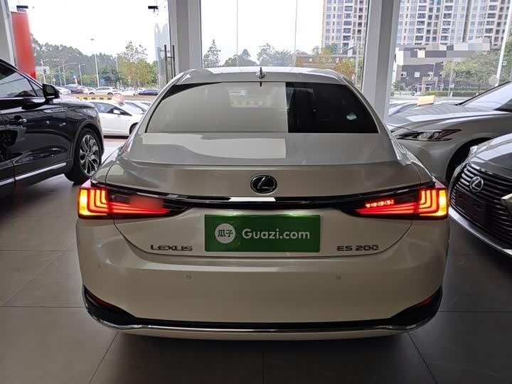 Фото 6 - Lexus ES