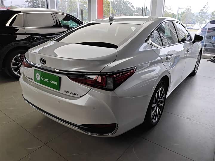 Фото 7 - Lexus ES