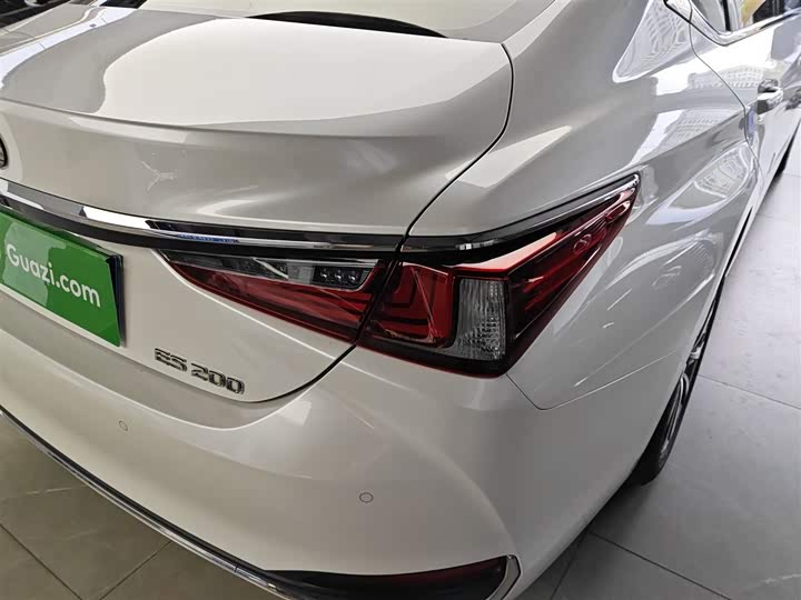 Фото 8 - Lexus ES