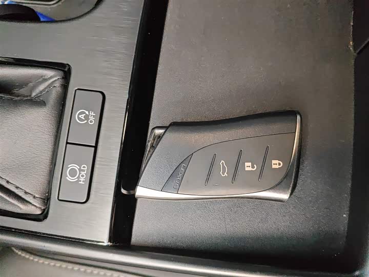 Фото 9 - Lexus ES