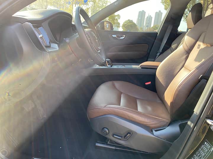 Фото 9 - Volvo XC60