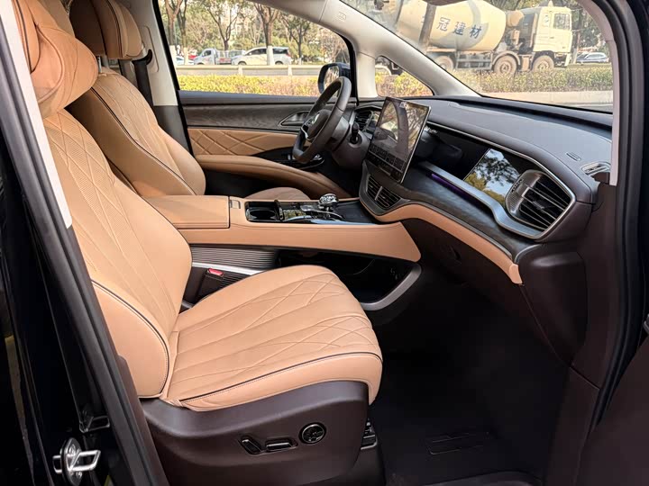 Фото 8 - Denza D9