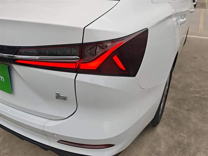 Фото 8 - Roewe i5