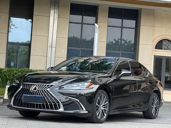 Фото 1 - Lexus ES