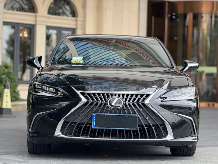 Фото 2 - Lexus ES