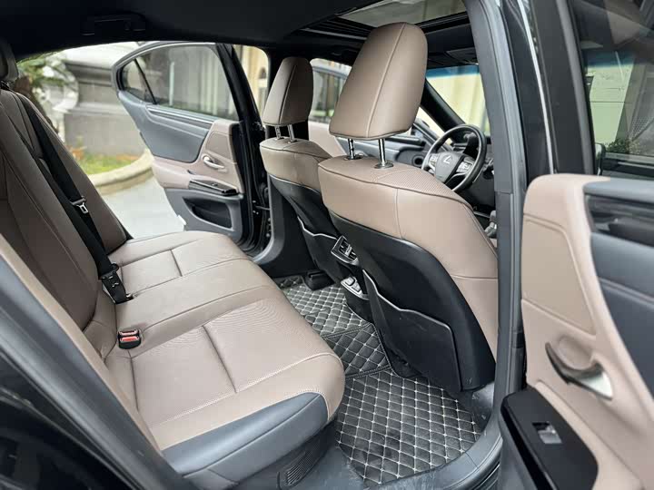 Фото 6 - Lexus ES