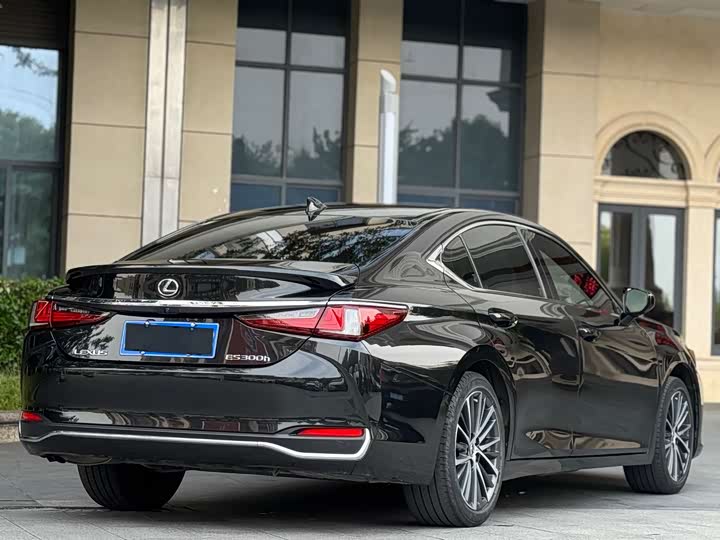 Фото 7 - Lexus ES