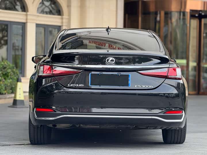 Фото 8 - Lexus ES