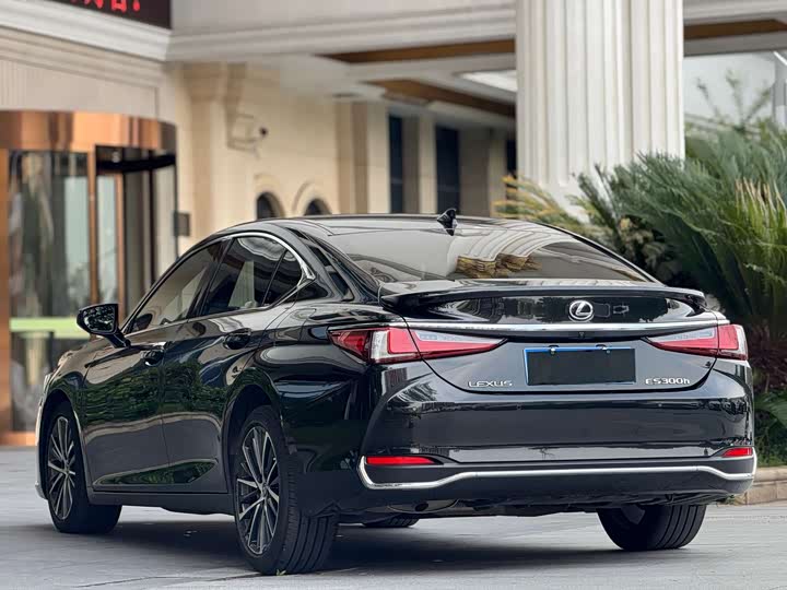 Фото 9 - Lexus ES