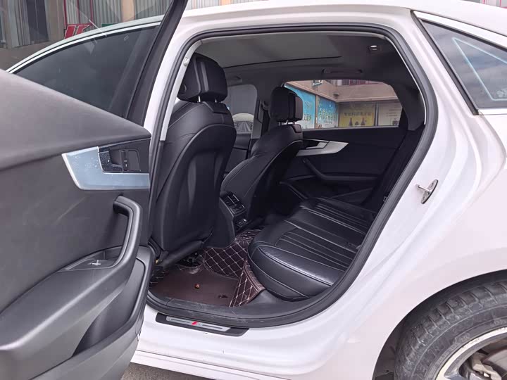 Фото 5 - Audi A4L