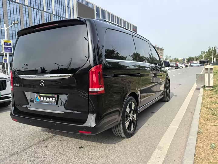 Фото 9 - Mercedes-Benz V-Class